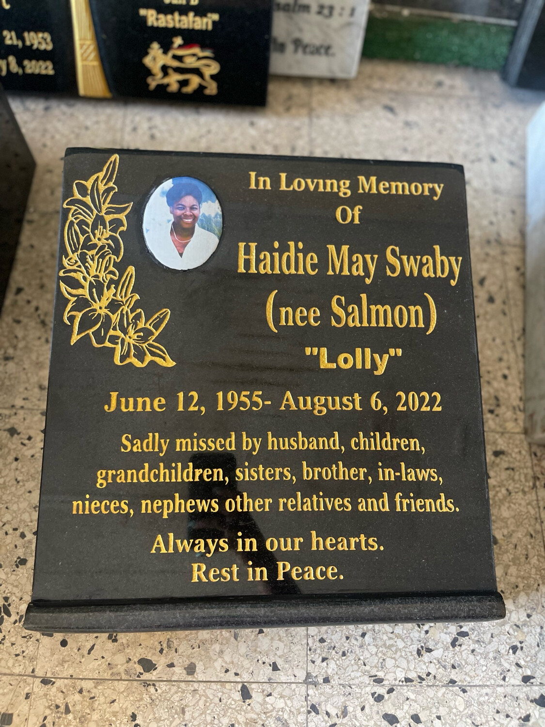 18x16 Granite Scroll With 4x3 Photo