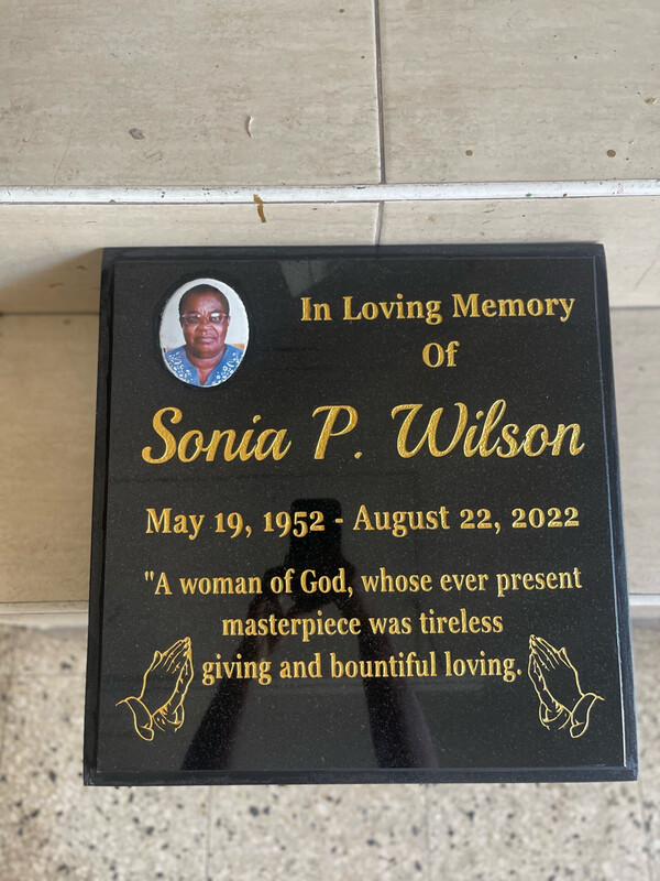 18x18 Granite Slab With Base + 4x3 Photo