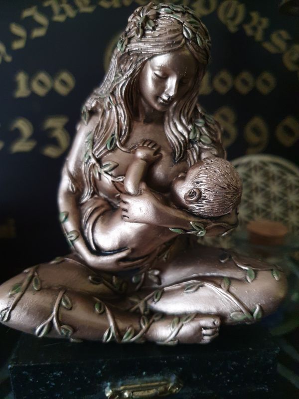 Statuette d autel de gaïa nourrissant son enfant