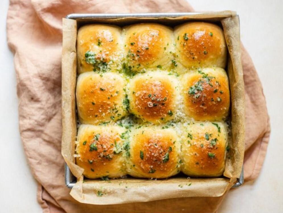 Garlic Butter Dinner Rolls