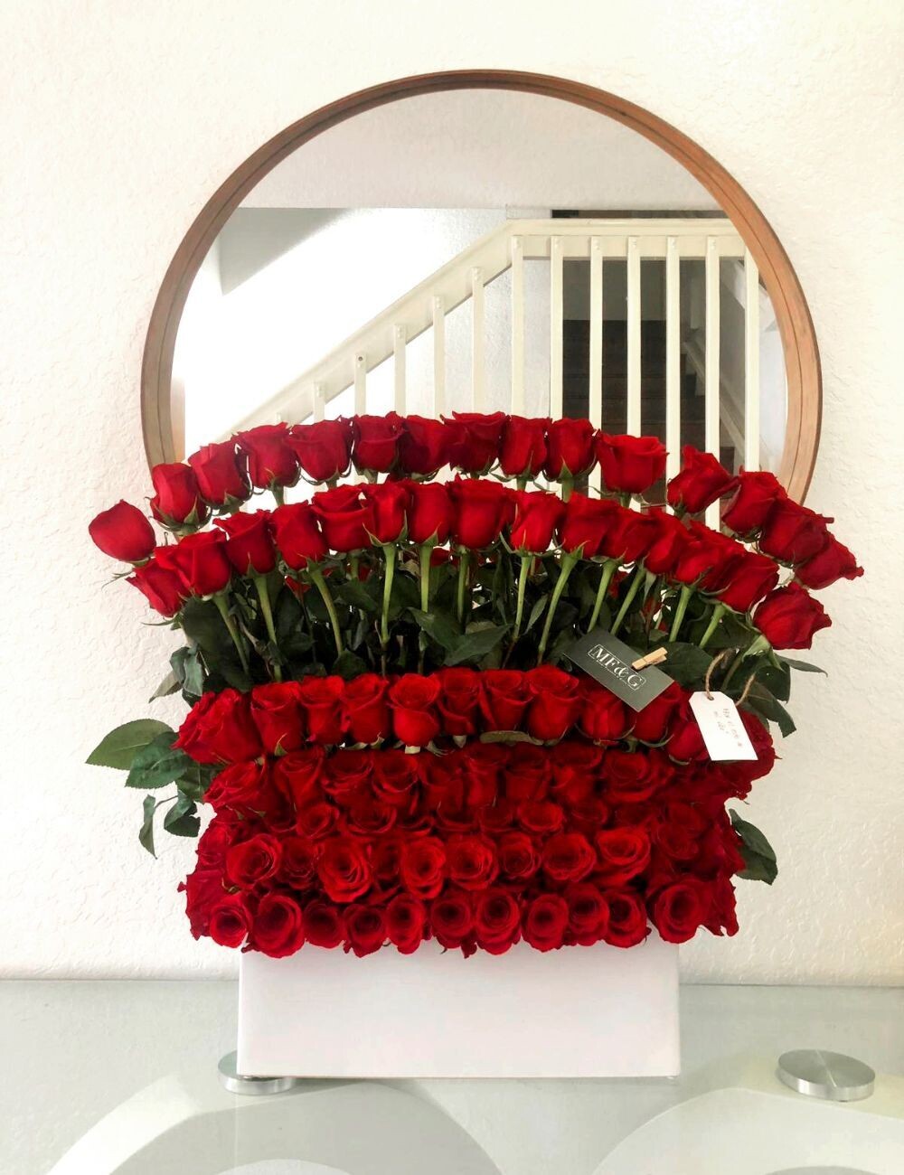 100   Standing red roses