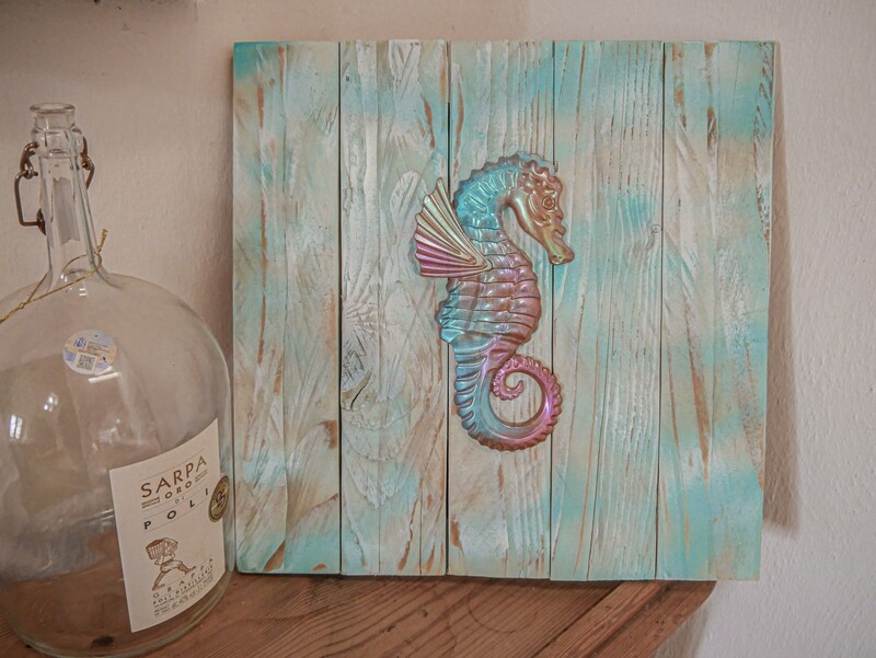 Artificial wood pallet and epoxy resin picture - &quot;Seahorse&quot; - 35 x 35 x 2 cm