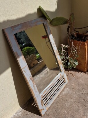 Espejo único hecho de madera recuperada - estilo vintage