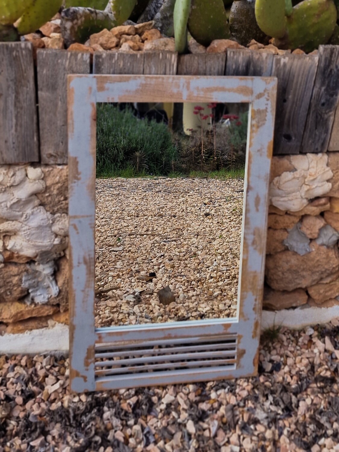 Espelho único feito de madeira antiga - estilo vintage