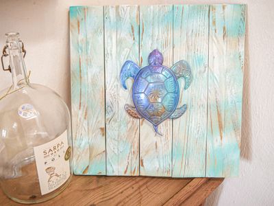 Tableau palette en vieux bois et résine époxy - &quot;Turtle&quot; - 35 x 35 x 2 cm