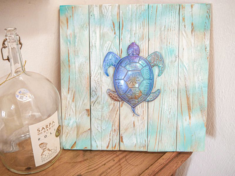 Artificial wood pallet and epoxy resin picture - &quot;Turtle&quot; - 35 x 35 x 2 cm