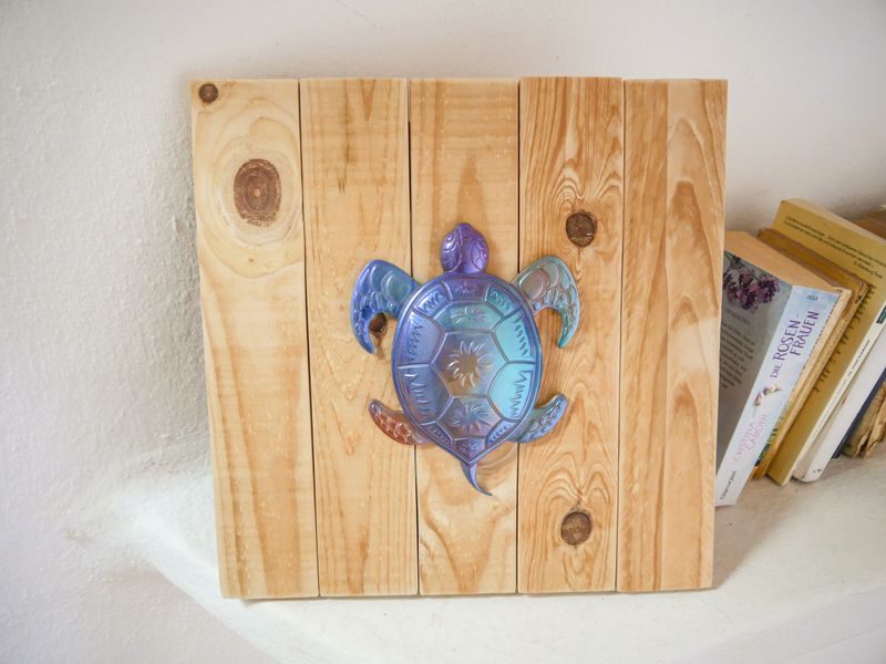 Artificial wood pallet and epoxy resin picture - &quot;Turtle&quot; - 35 x 35 x 2 cm
