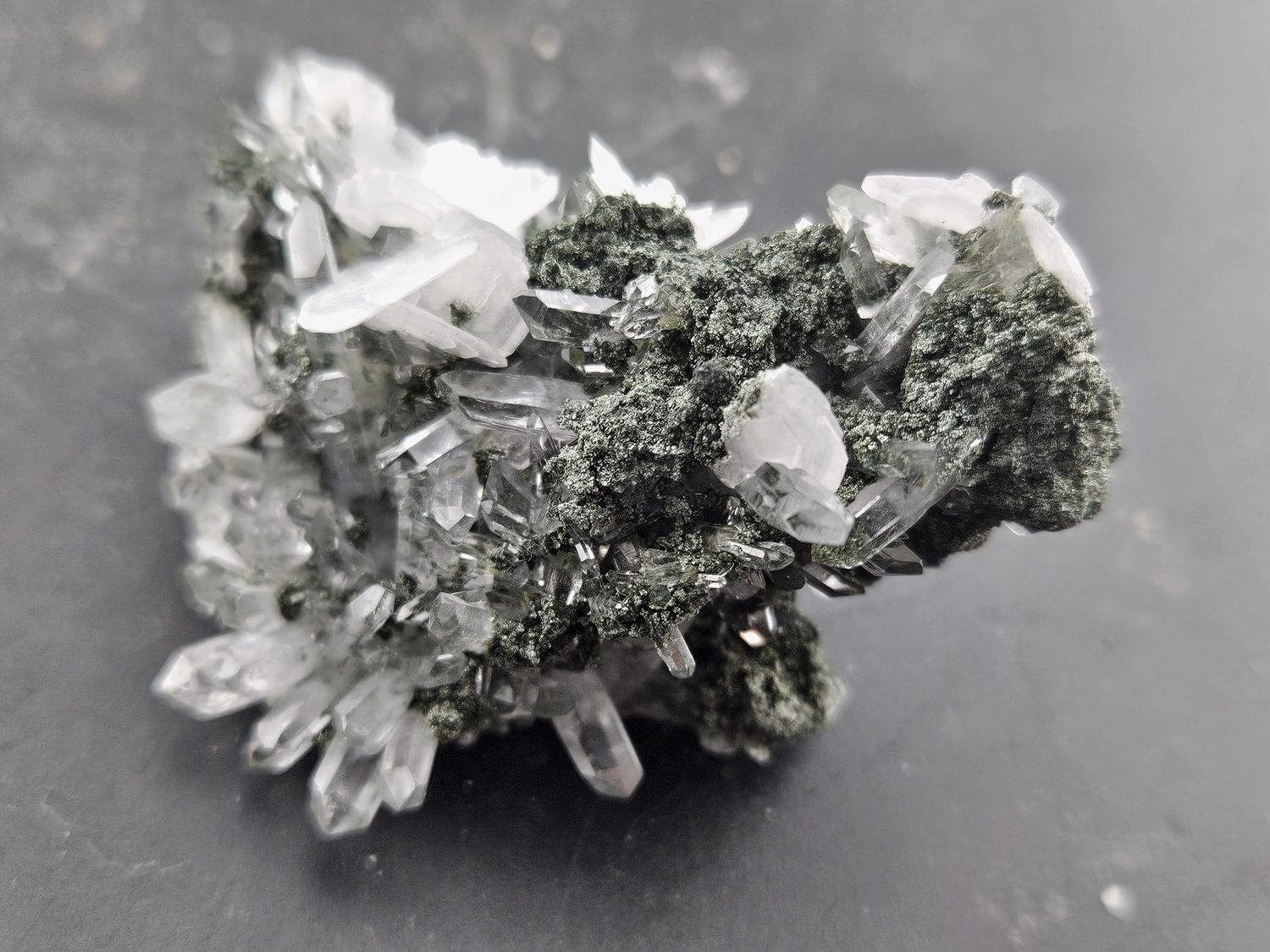Transparent Quartz, Chlorite, Galena and Calcite
