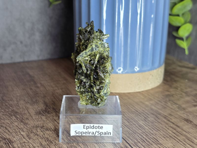 Epidote on stand