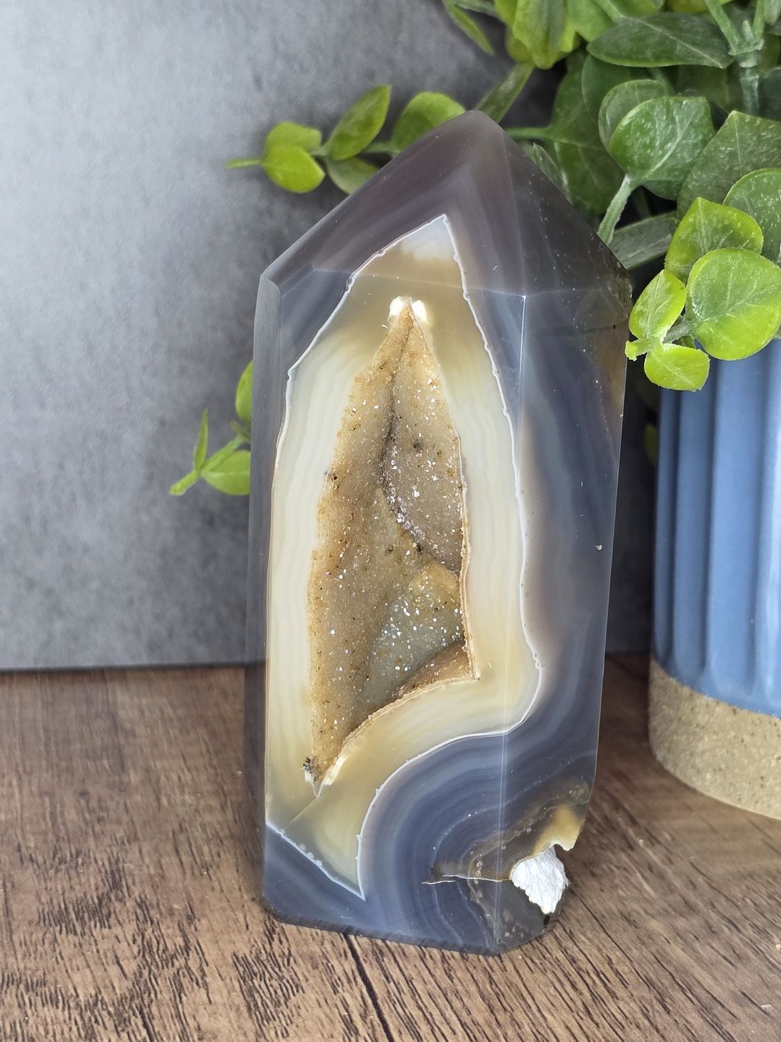 Beautiful Agate tower w/quartz geode