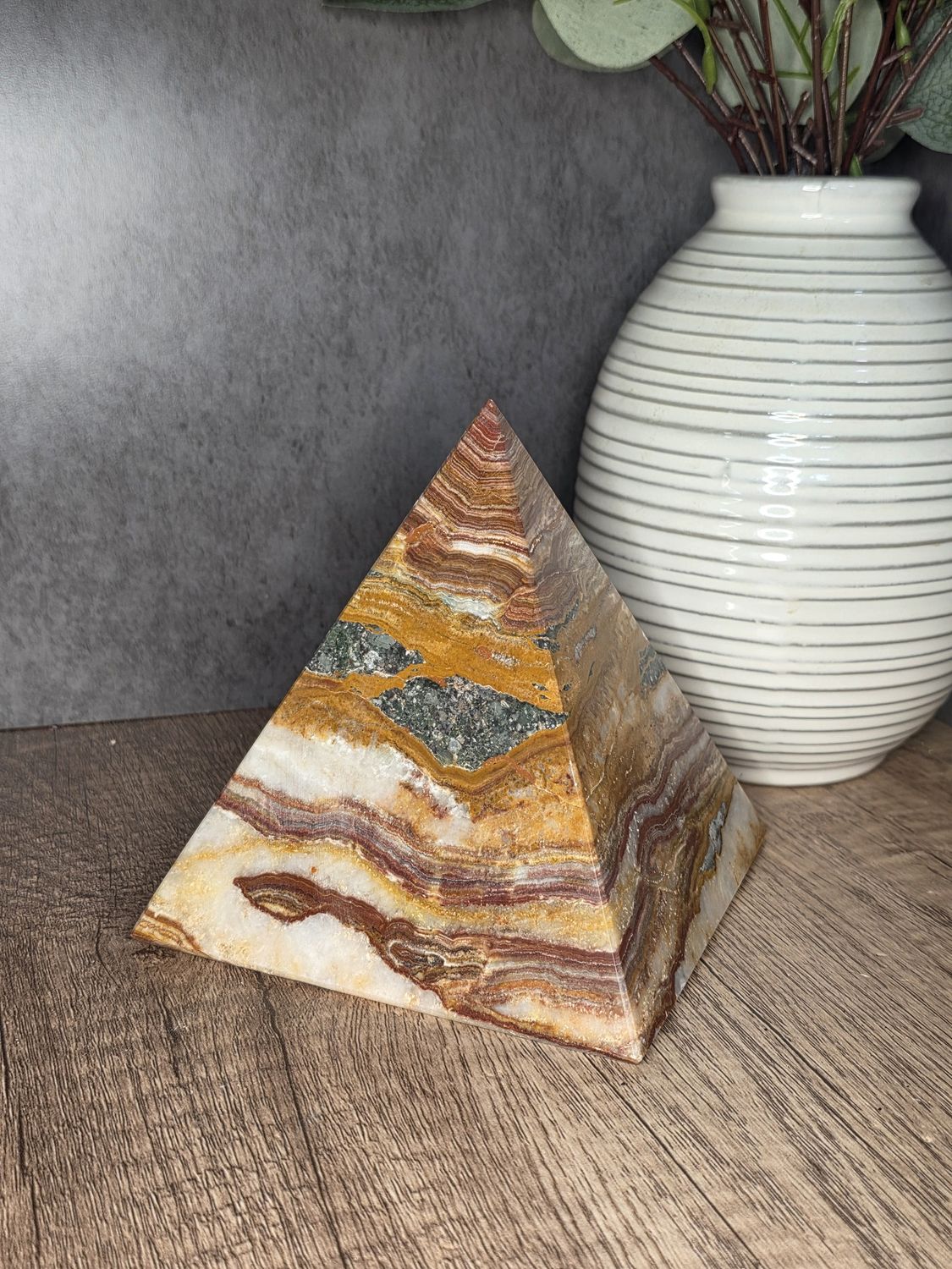 Large polished Onyx Pyramid