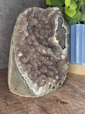 Druzy Amethyst w/freestanding cut base