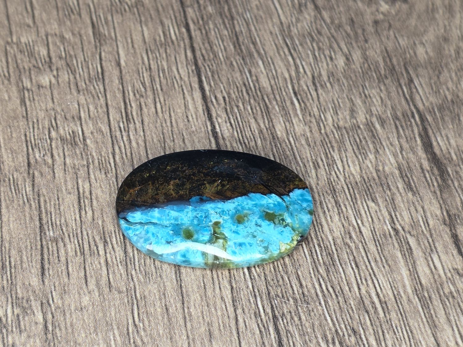 Gemsilican Bacan cabochon