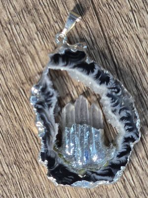 Silver plated, Geode slice pendant, w/3 fixed crystals.