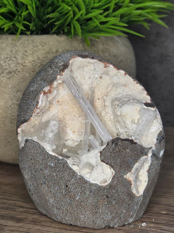 Scolecite w/Stilbite, Heulandite &amp; Chalcedony, geode.