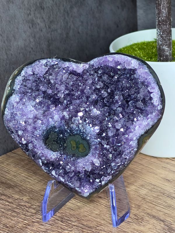 Amazing Purple Amethyst heart.  Includes stand!