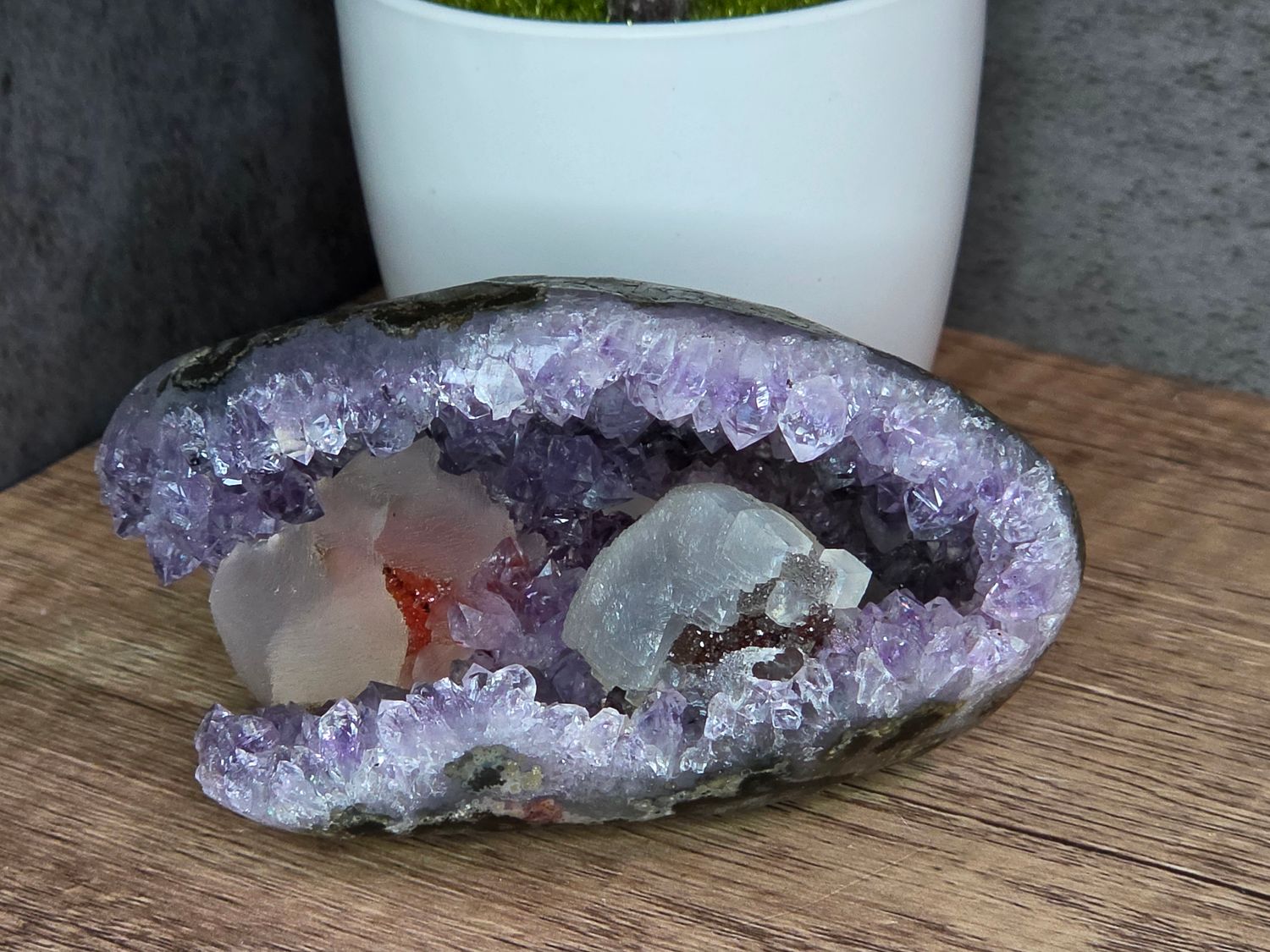 Amethyst geode w/druzy Calcite