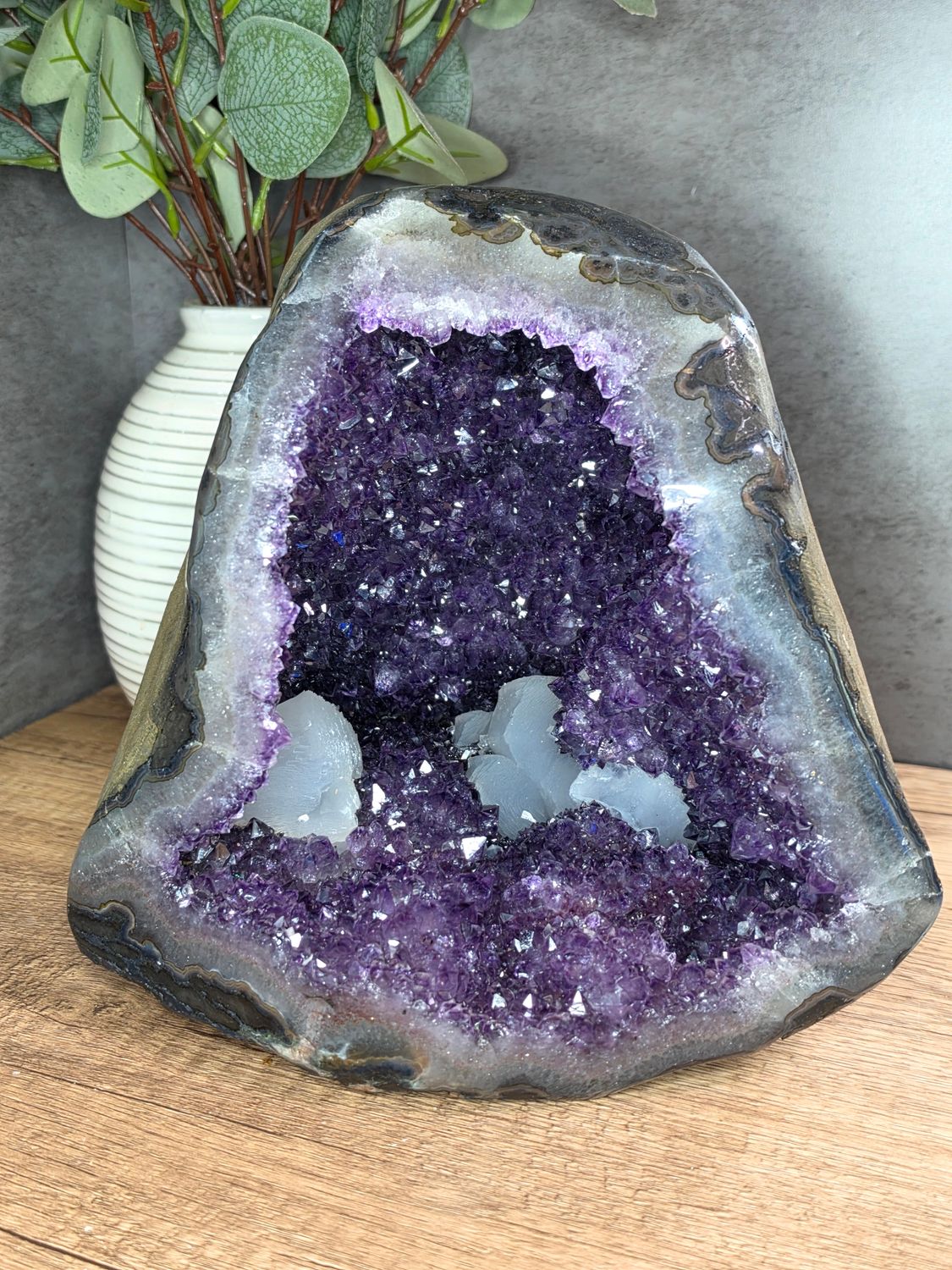 Amazing, High quality Amethyst geode w/Calcite!