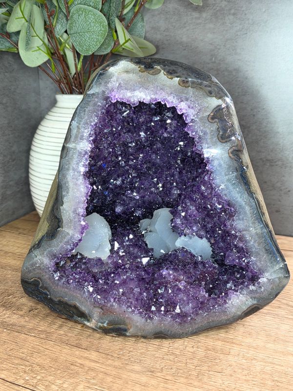 Amazing, High quality Amethyst geode w/Calcite!