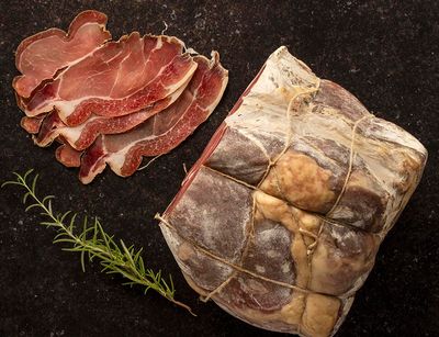 Gezouten en gedroogde charcuterie