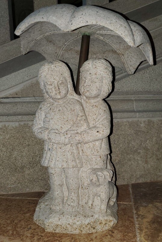 Children with Umbrella Finial, H21"
