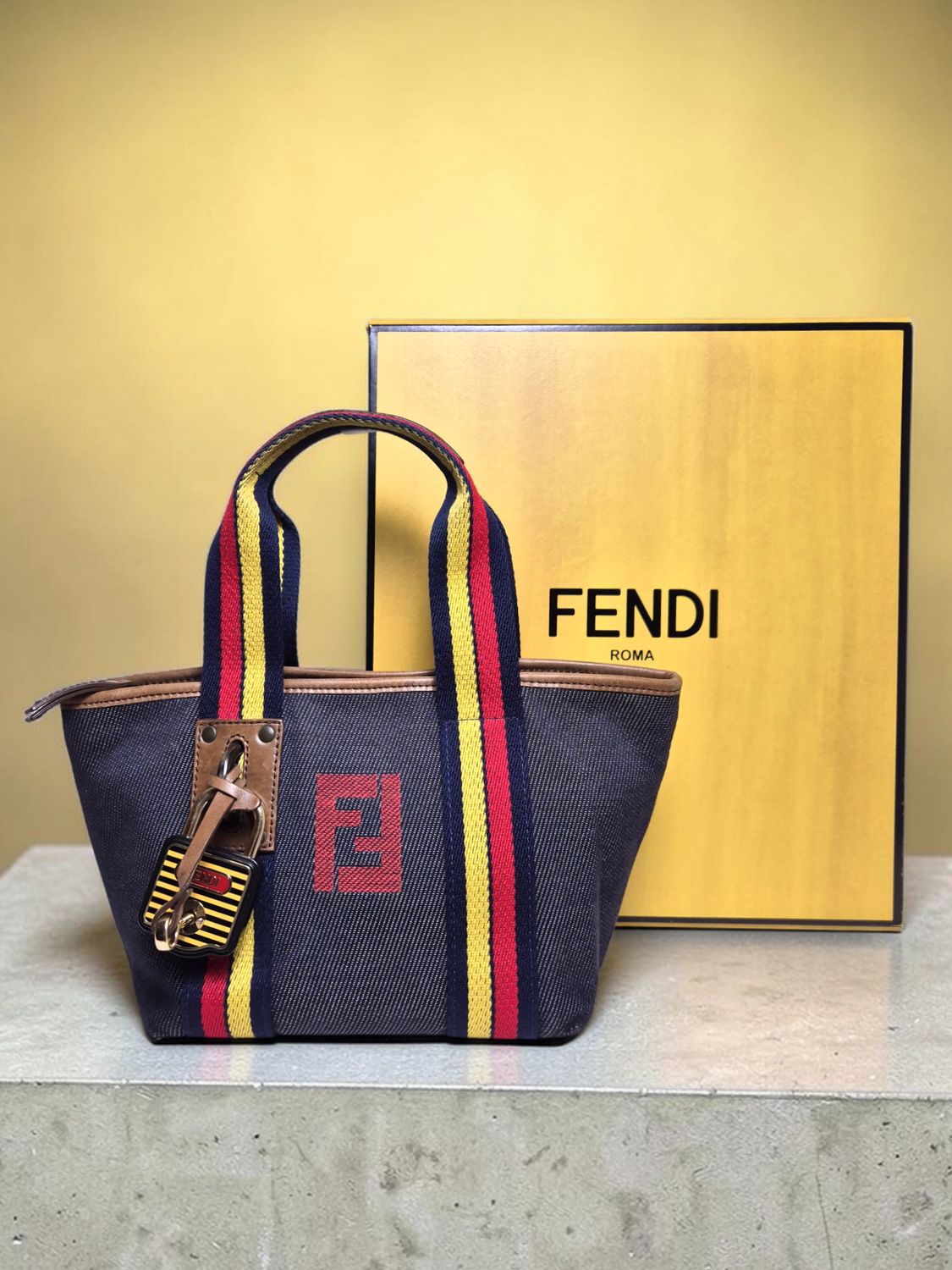 😎 𝗙𝗘𝗡𝗗𝗜 mini denim lock shopping tote.