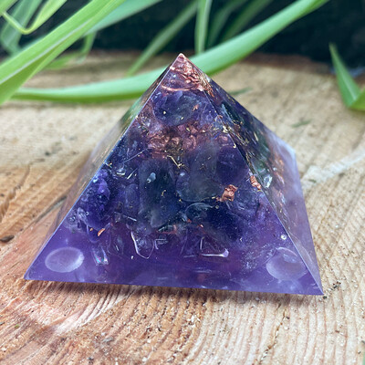 Amethyst CHI Pyramide Stirnchakra 6x6cm Amethyst CHI Pyramide Stirnchakra 6x6cm