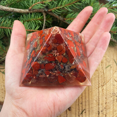 Jaspis rot CHI Pyramide Wurzelchakra 8x8cm