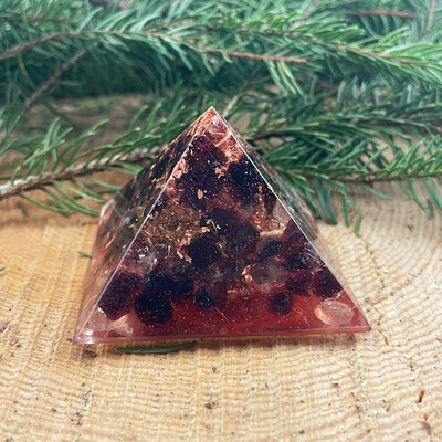 Granat CHI Pyramide Wurzelchakra 6x6cm Granat CHI Pyramide Wurzelchakra 6x6cm