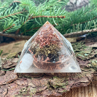 Bergkristall CHI Pyramide Kronenchakra 6x6cm Bergkristall CHI Pyramide Kronenchakra 6x6cm