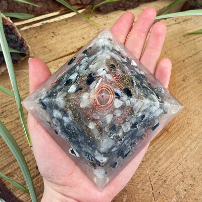 Mondstein weiß CHI Pyramide Kronenchakra 10x10cm Mondstein weiß CHI Pyramide Kronenchakra 10x10cm
