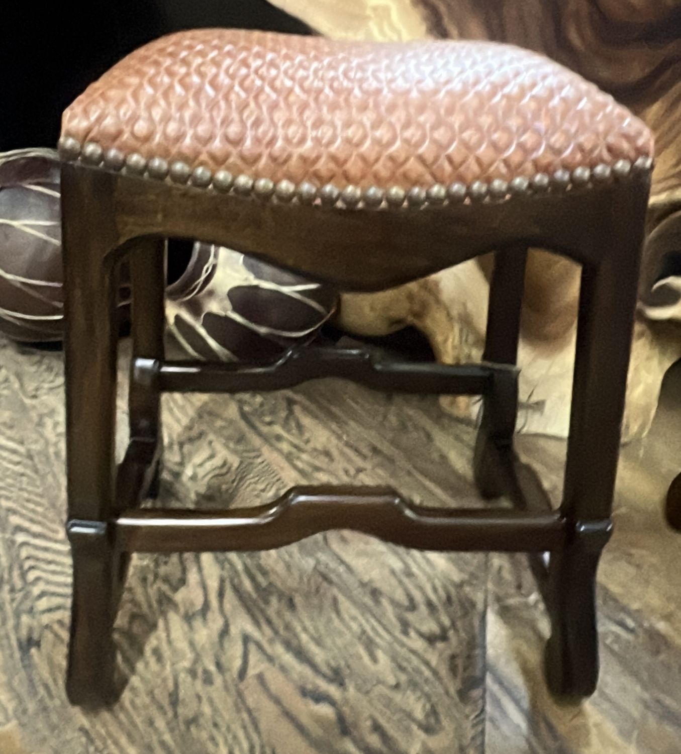 Crown Saddle Stool