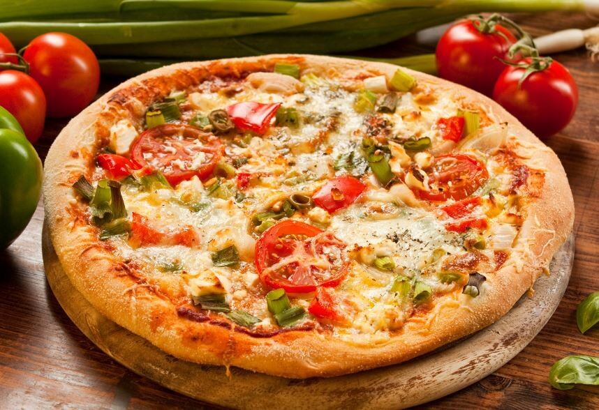 Pizza vegetariana- tomate, maiz, champiñones