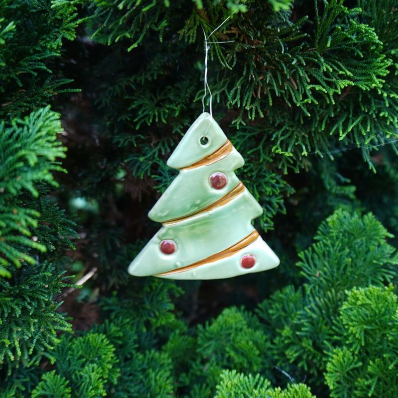 クリスマスツリーの古里の陶製飾り（緑）モミの木