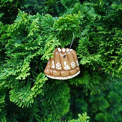 歴史と王冠の重みを感じる陶製飾りクグロフ（茶）