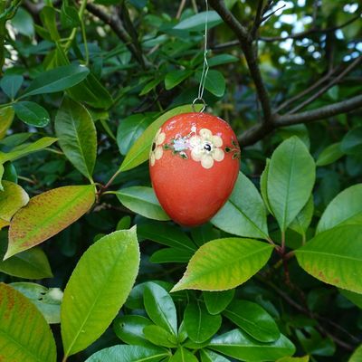 本物そっくりの立体卵の陶飾り（赤）