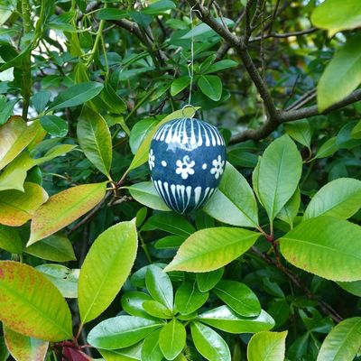 本物そっくりの立体卵の陶飾り（青）
