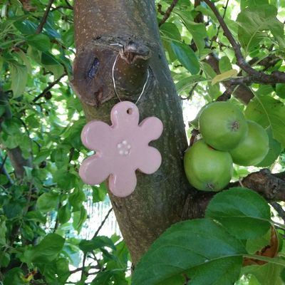 雪の華のような陶製花飾り（桃）