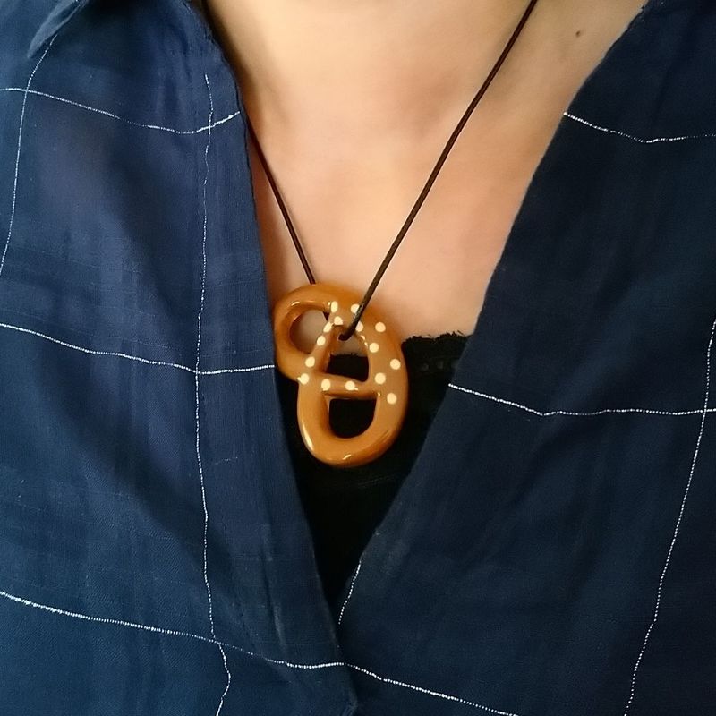 黒ひも付き手作りプレッツェルアクセサリー（茶）