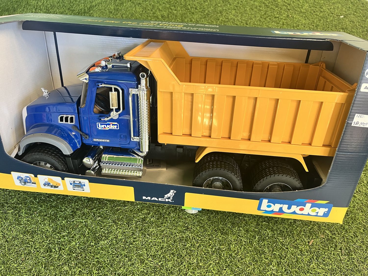 MACK Granite Dump Truck