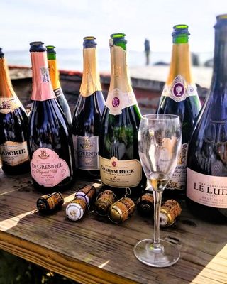 7 Flaschen Cap Classique nach Beendigung unserer Cap Classique Verkostung an der Westkueste.
Alle Korken und Korkenkaefige (Mousselets mit Plagques) liegen vor den leeren Flaschen auf dem Holztisch.Im Hintergrund das Meer.
De Grendel
Graham Beck
Le Lude
Laborie
Boschendal
Krone
Langebaan, Suedafrika