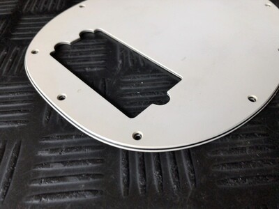Music Man Stingray 4-string 3-ply pickguard crème