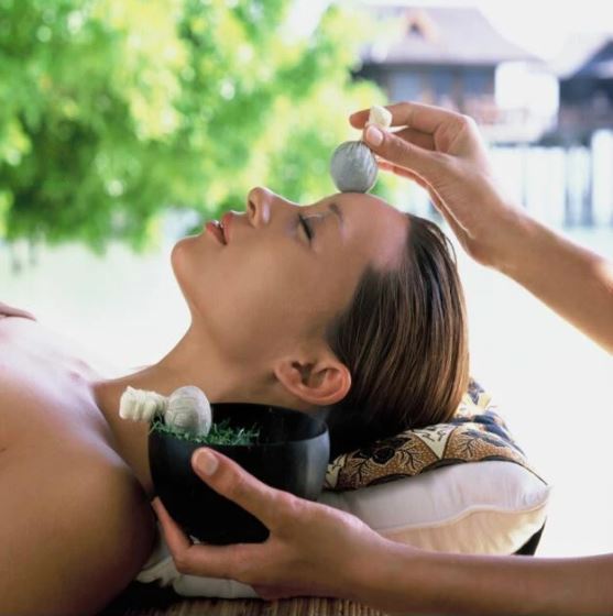 Thai Herbal Poultice Facial Massage
