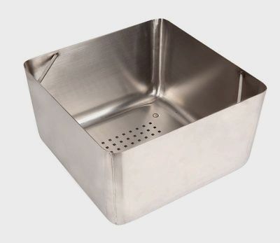 Lift out strainer basket for ice well