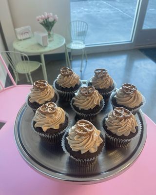 1 Dozen Signature Gourmet Cupcakes - Caramel Crunch