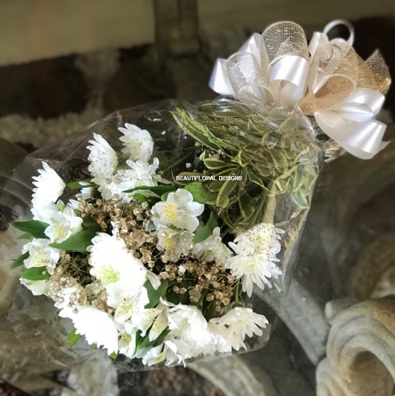 White &amp; gold presentation Bouquet