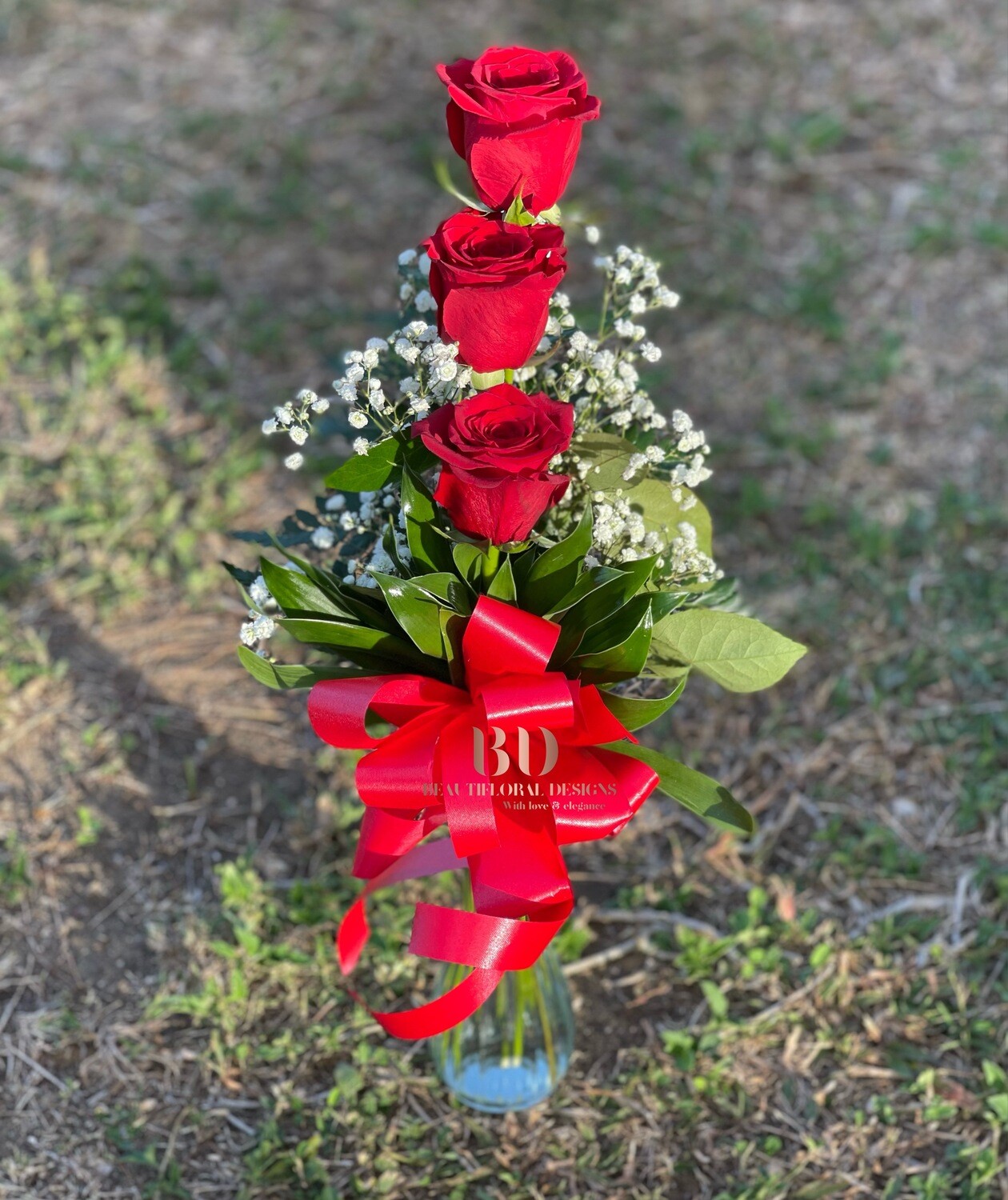 3 roses in a vase