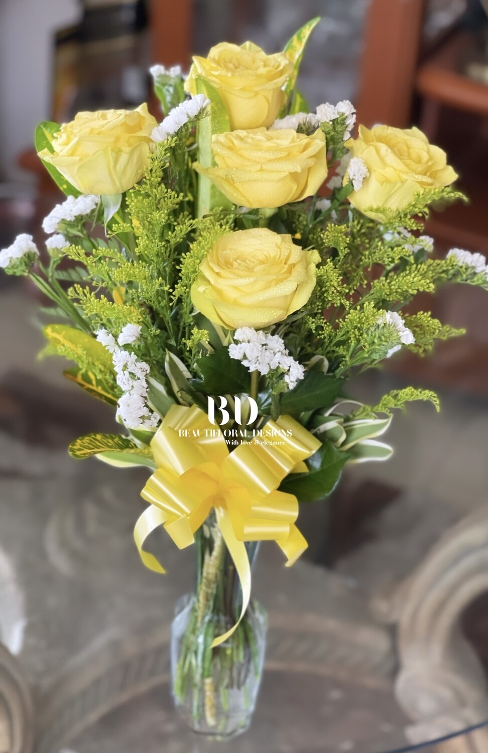 5 yellow roses in a vase