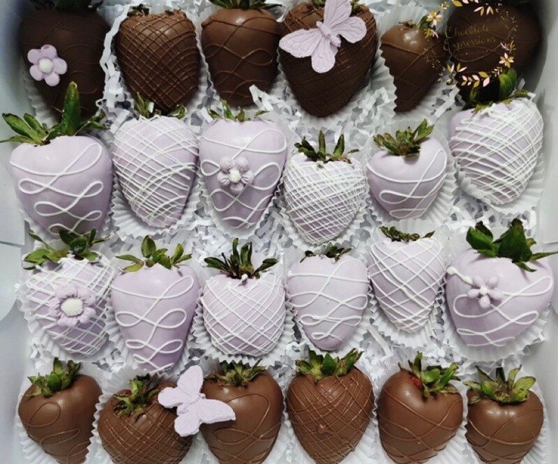 White Chocolate &amp; Milk Chocolate Strawberries