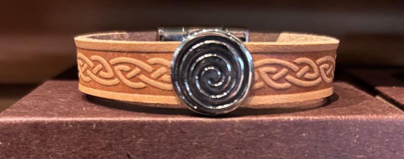 Spiral Leather Cuff - Natural